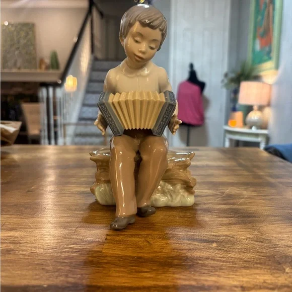 Vintage Lladro, Little Boy Playing the Accordion, Excellent condition No Box - Picture 2 of 10